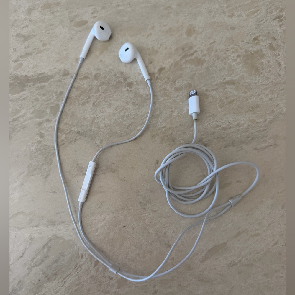 Apple White Wired EarPods with Lightning Connector